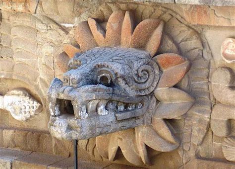 “La Serpiente Emplumada” -  Một kiệt tác Mesoamerican rực rỡ ánh vàng và đầy bí ẩn!